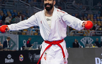 صالح اباذری در حال اعتراض به داوری فینال مسابقات کاراته قهرمانی جهان