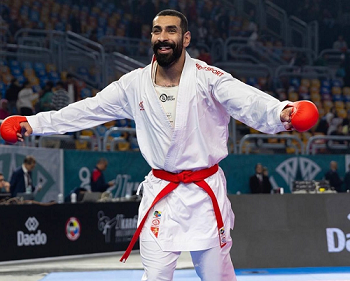 صالح اباذری در حال اعتراض به داوری فینال مسابقات کاراته قهرمانی جهان