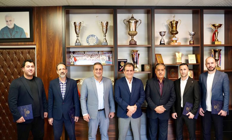 عکس سرمربی تیم ملی کاراته در کنار اعضای کادر فنی ۱۴۰۴