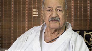 یادبود استاد سلطانی بنیان‌گذار کاراته اصفهان در کنار مربیان جوان