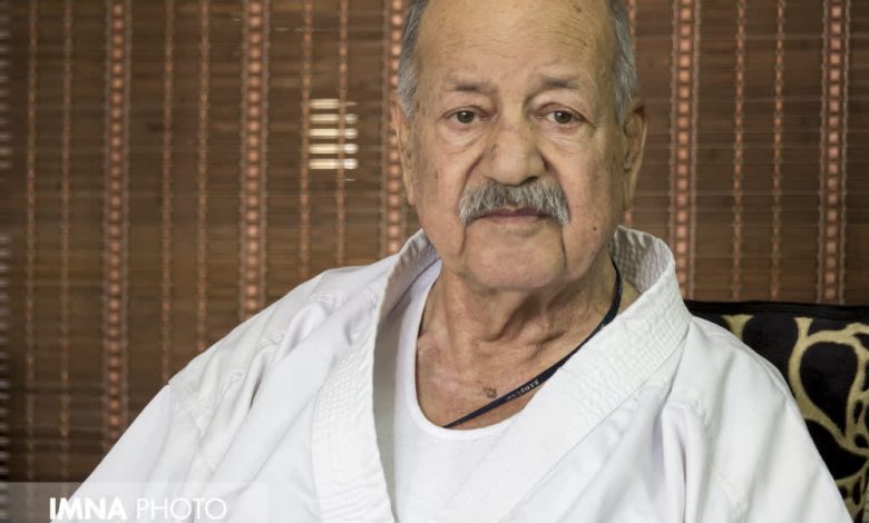 یادبود استاد سلطانی بنیانگذار کاراته اصفهان در کنار مربیان جوان